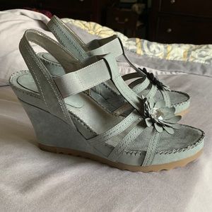 Aerosoles Cottontail wedges size 9M